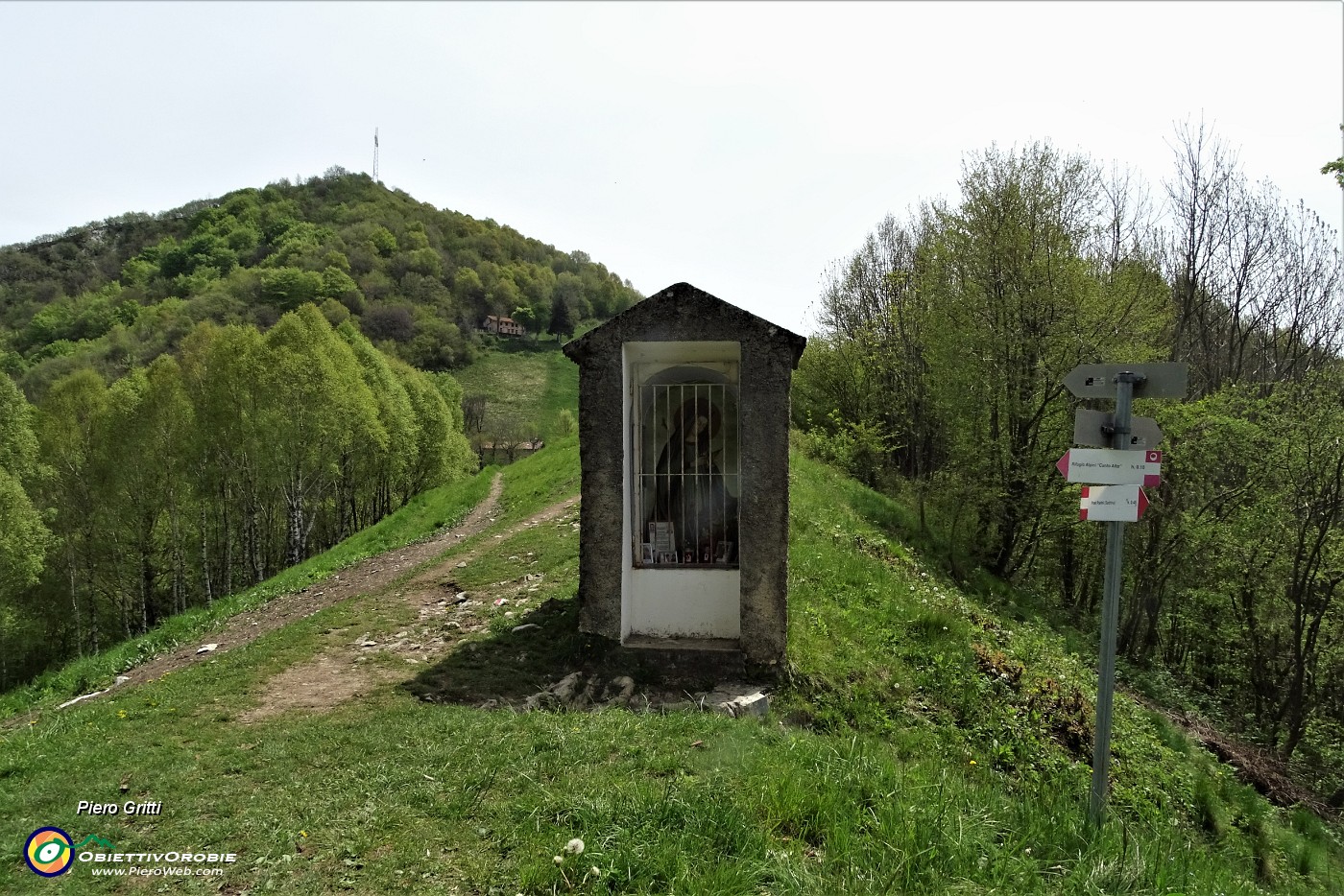 67 Al Colle di Sant'Anna- Cappelletta 'Madonna del Cacciatore' (1106 m) e vista in cima Canto Alto.JPG
